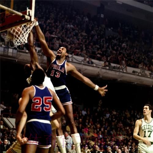 张伯伦的天赋有多恐怖？单手拎起施瓦辛格，身材碾压巅峰奥尼尔