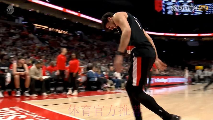 阿夫迪亚抢篮板落地后扶着后腰，随后直接走回更衣室