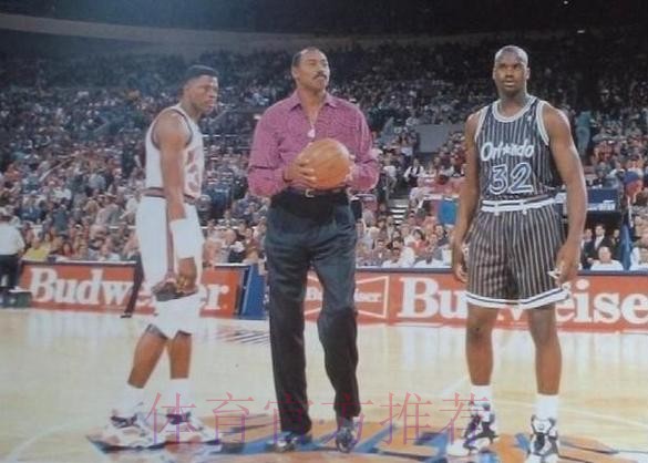 张伯伦的天赋有多恐怖？单手拎起施瓦辛格，身材碾压巅峰奥尼尔